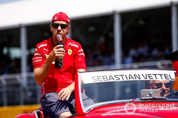 Sebastian Vettel, Ferrari, en el desfile de pilotos