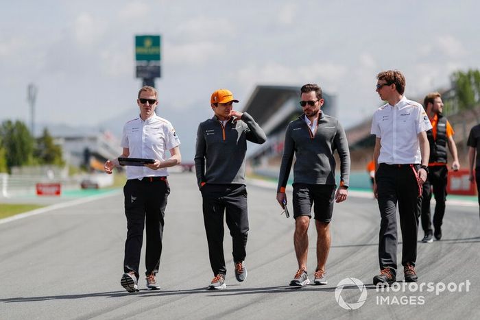 Lando Norris, McLaren camina en la pista