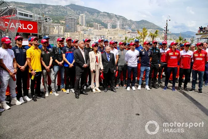 Los pilotos con gorras rojas en homenaje a Niki Lauda