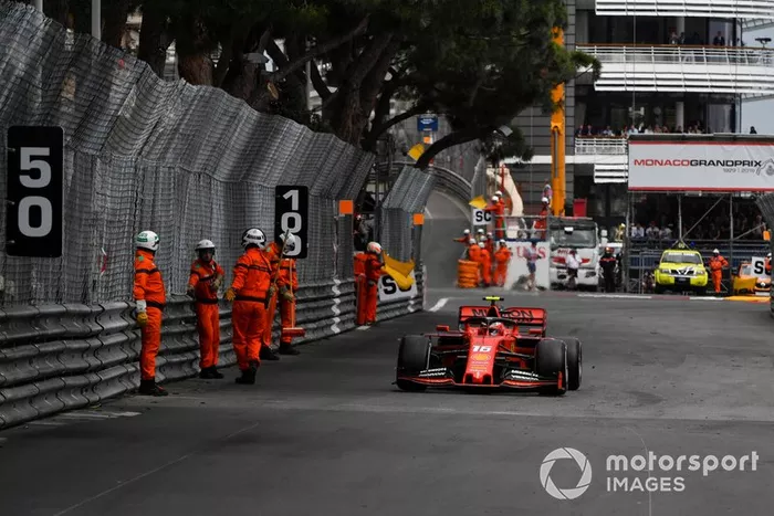 Charles Leclerc, Ferrari SF90, supera dei marshal