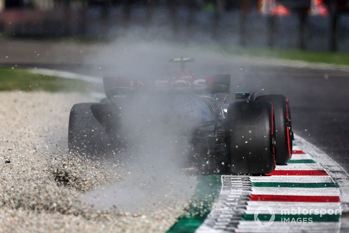 Lewis Hamilton, Mercedes W13, levanta gravilla