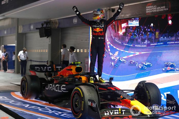 Sergio Pérez, Red Bull Racing, 1ª posición, celebra su llegada al Parc Ferme