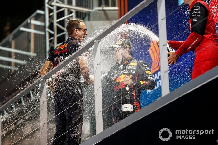 Podio: segundo lugar Charles Leclerc, Ferrari, ganador Sergio Pérez, Red Bull Racing