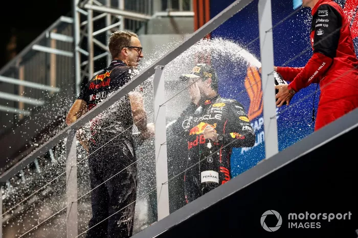 Podio: segundo lugar Charles Leclerc, Ferrari, ganador Sergio Pérez, Red Bull Racing