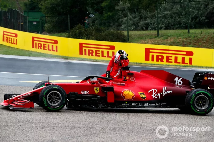 Charles Leclerc, Ferrari SF21 se retira de la carrera