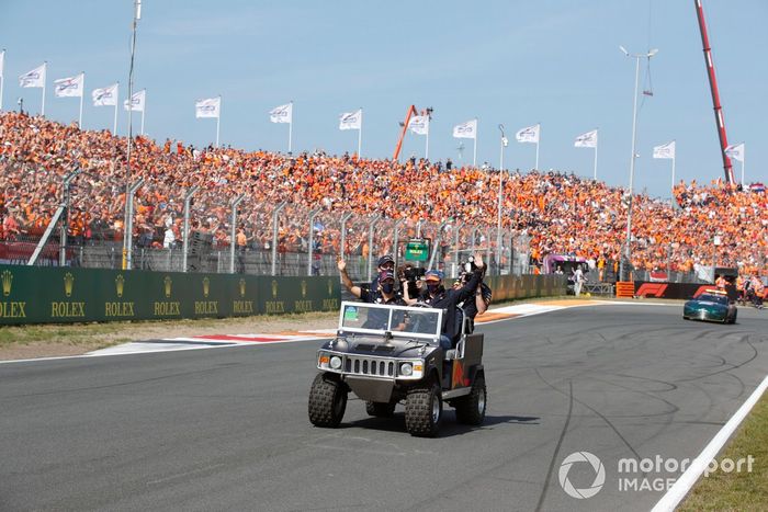 Sergio Pérez, Red Bull Racing, Max Verstappen, Red Bull Racing, en el desfile de pilotos