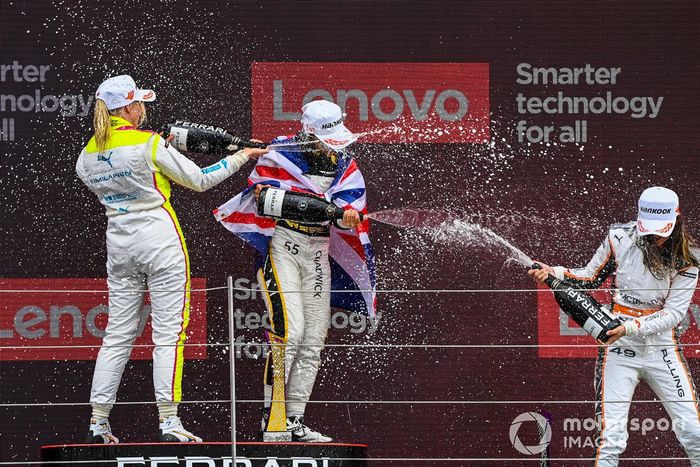 Podio: ganadora de la carrera Jamie Chadwick, Jenner Racing, segundo puesto Emma Kimilainen, Jaguar W Series Team, tercer puesto Abbi Pulling, Racing X