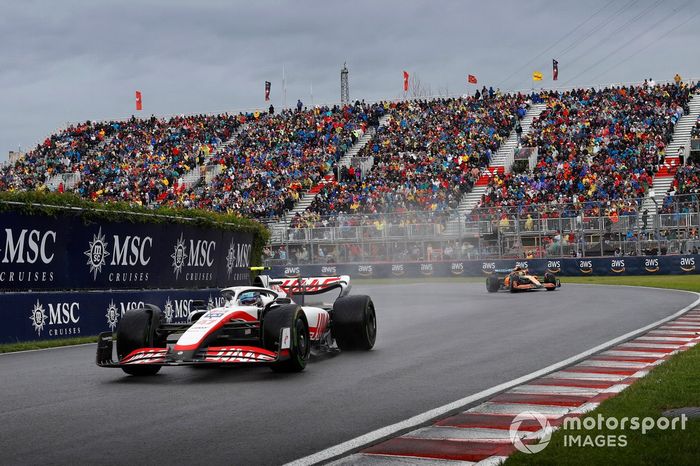 Mick Schumacher, Haas VF-22, Lando Norris, McLaren MCL36