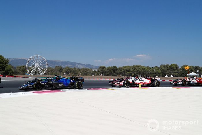 Alex Albon, Williams FW44, Mick Schumacher, Haas VF-22, Zhou Guanyu, Alfa Romeo C42, Valtteri Bottas, Alfa Romeo C42, en la salida