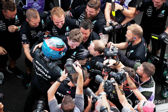 Ganador de la pole, George Russell, de Mercedes-AMG, celebra con su equipo en el Parc Ferme
