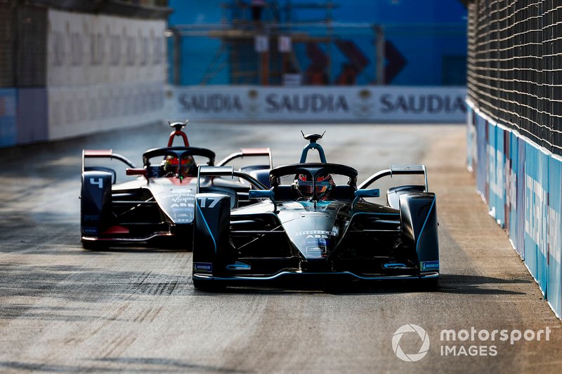 Gary Paffett, HWA Racelab, VFE-05 ahead of Robin Frijns, Envision Virgin Racing, Audi e-tron FE05