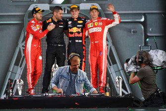 Podio: segundo lugar Sebastian Vettel, Ferrari, Guillaume Rocquelin, Red Bull Racing, ganador de la carrera Max Verstappen, Red Bull Racing y tercer lugar Kimi Raikkonen, Ferrari con Armin van Buuren, DJ