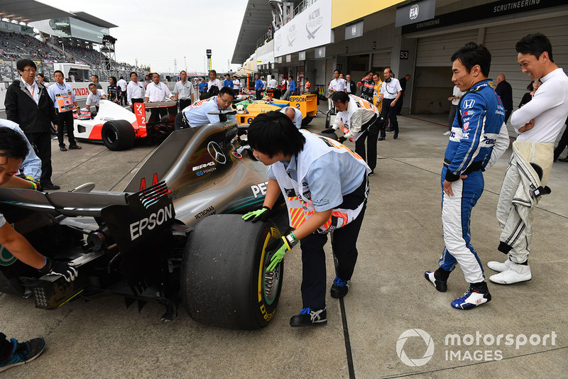 Kazuki Nakajima y Takuma Sato Mercedes-AMG F1 W09 en Leyendas F1 30 Aniversario vuelta de Demostración