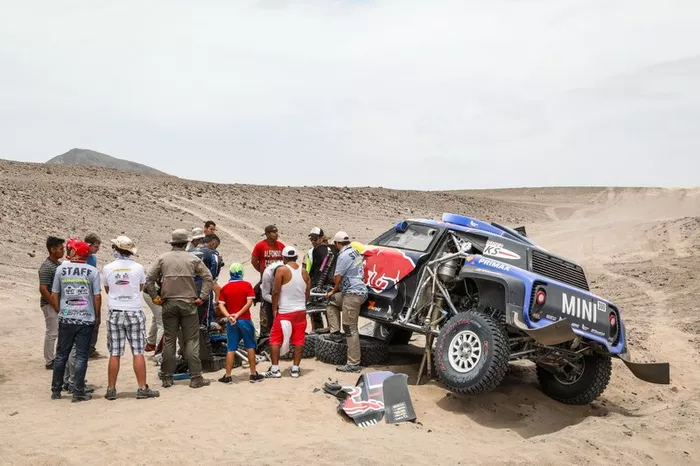#300 X-Raid Mini JCW Team: Carlos Sainz, Lucas Cruz tras su accidente