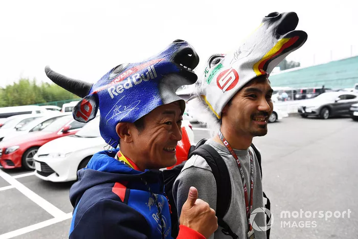 Fans with hats 