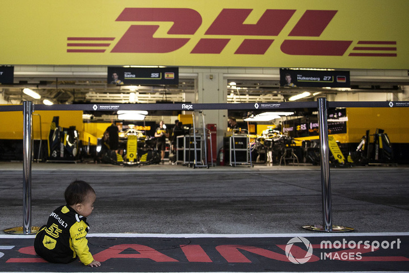 Fans muda di depan garasi Renault Sport F1 Team