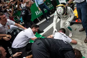 Lewis Hamilton, Mercedes AMG F1 fait tomber les barrières en fêtant sa victoire avec son équipe