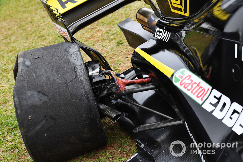 Crashed car of Nico Hulkenberg, Renault Sport F1 Team R.S. 18 in FP2