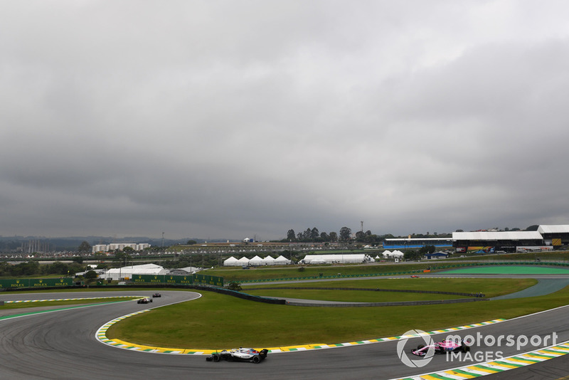 Lance Stroll, Williams FW41 y Esteban Ocon, Racing Point Force India VJM11