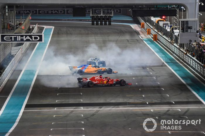 Lewis Hamilton, Mercedes-AMG F1 W09, Sebastian Vettel, Ferrari SF71H y Fernando Alonso, McLaren MCL33 haciendo donuts al final de la carrera.