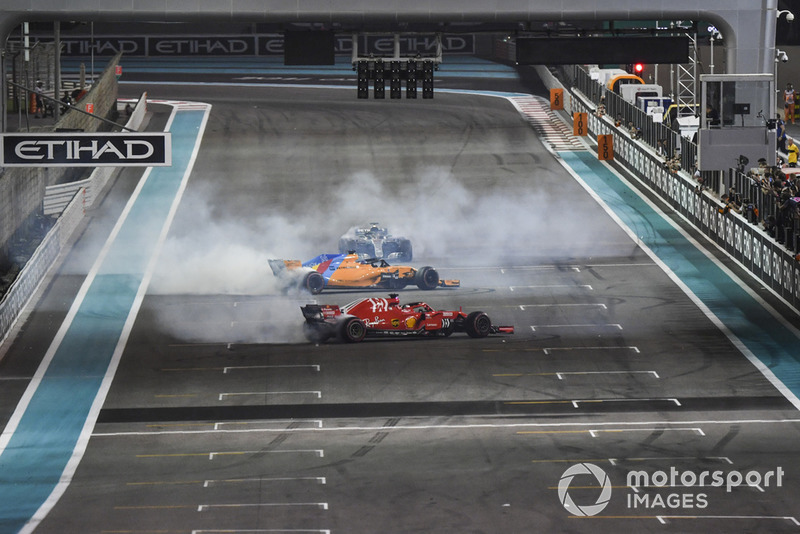 Lewis Hamilton, Mercedes-AMG F1 W09, Sebastian Vettel, Ferrari SF71H et Fernando Alonso, McLaren MCL33 font des donuts