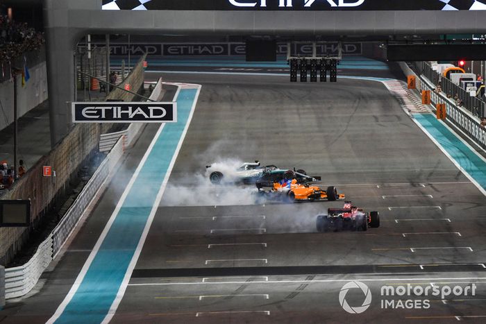 Lewis Hamilton, Mercedes-AMG F1 W09, Sebastian Vettel, Ferrari SF71H y Fernando Alonso, McLaren MCL33 hacen donuts al final de la carrera