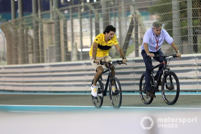 Carlos Sainz Jr., Renault Sport F1 Team recorre la pista con su padre Carlos Sainz.