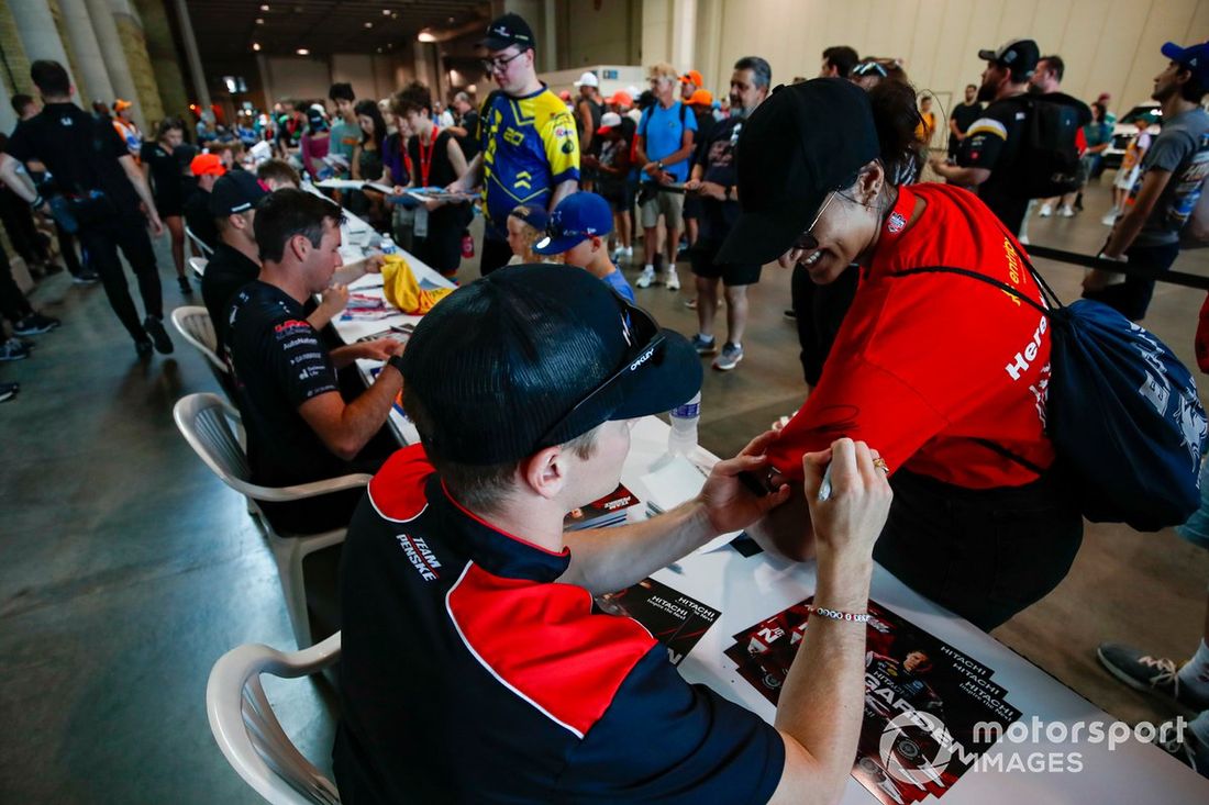Josef Newgarden, Team Penske Chevrolet, Sesión de autógrafos 