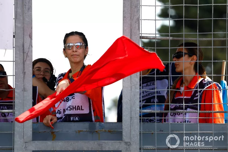 Un maréchal agite le drapeau rouge