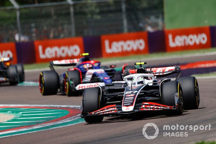 Nico Hulkenberg, Haas VF-24, Yuki Tsunoda, RB F1 Team VCARB 01