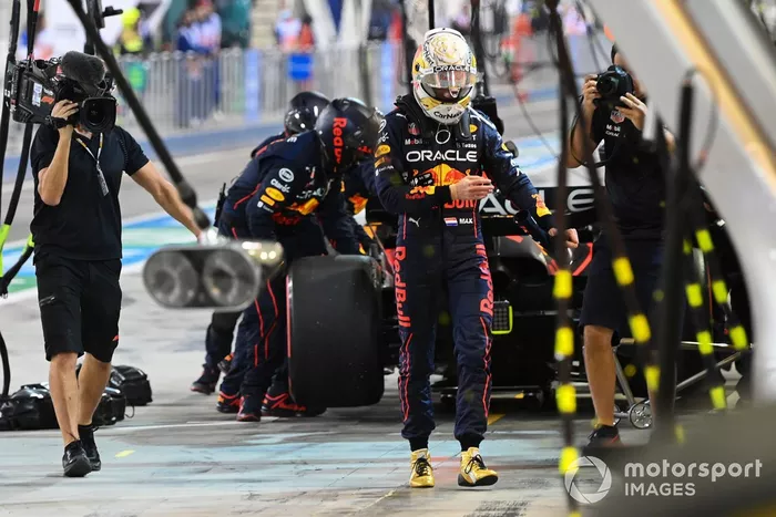Max Verstappen, de Red Bull Racing, se dirige al garaje tras retirarse 