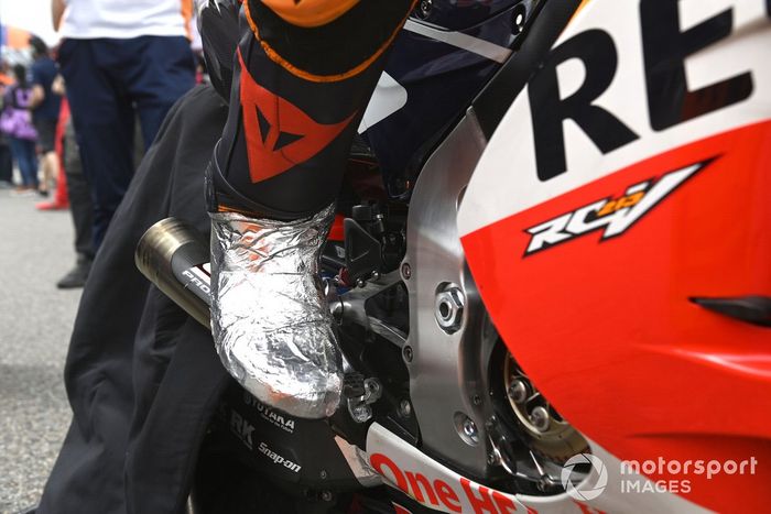 Pol Espargaró, Equipo Repsol Honda, bota derecha cubierta de papel de aluminio