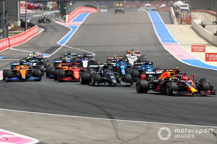 Sergio Pérez, Red Bull Racing RB16B, Carlos Sainz Jr., Ferrari SF21, Pierre Gasly, AlphaTauri AT02, Charles Leclerc, Ferrari SF21, al inicio