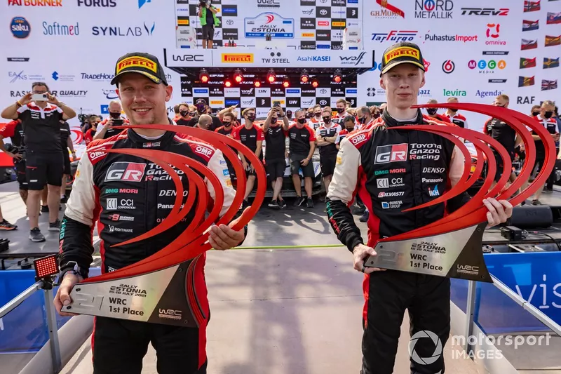 Podio: ganadores Kalle Rovanperä, Jonne Halttunen, Toyota Gazoo Racing WRT Toyota Yaris WRC
