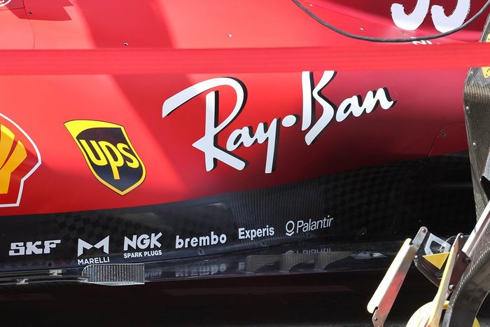 Detalle del piso del Ferrari SF21 de Carlos Sainz Jr.