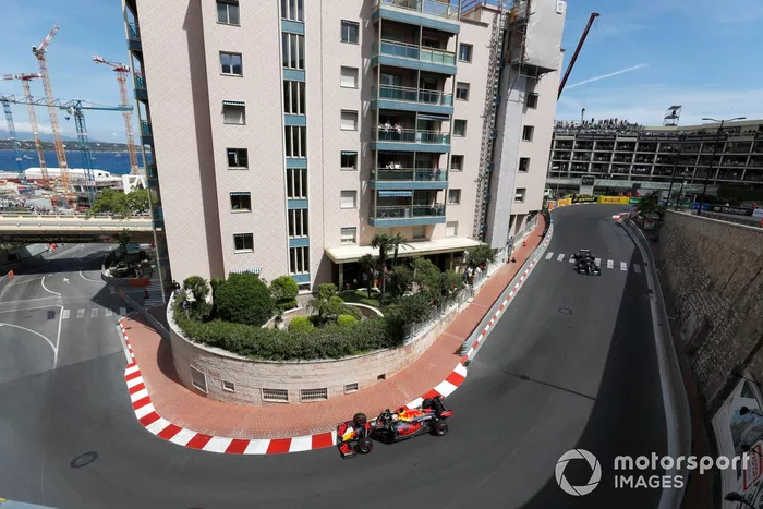 Max Verstappen, Red Bull Racing RB16B, Valtteri Bottas, Mercedes W12