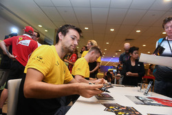 Jolyon Palmer, Renault Sport F1 Team y Nico Hulkenberg, Renault Sport F1 Team firman autógrafos para