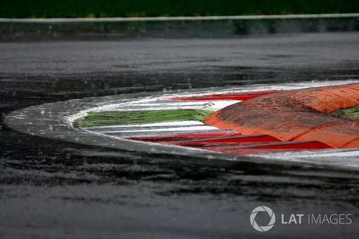 Bordillo y pista mojada