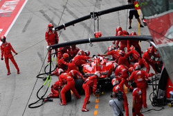 Sebastian Vettel, Ferrari SF70H au stand