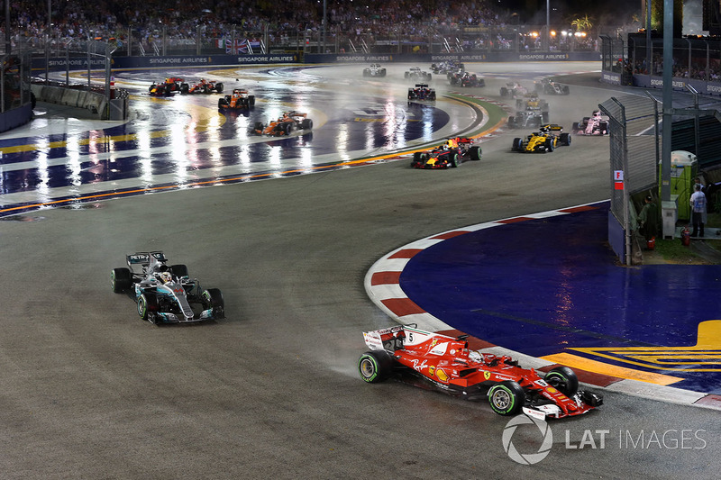 Sebastian Vettel, Ferrari SF70H en tête alors que Kimi Raikkonen, Ferrari SF70H et Max Verstappen, Red Bull Racing RB13 s'accidentent