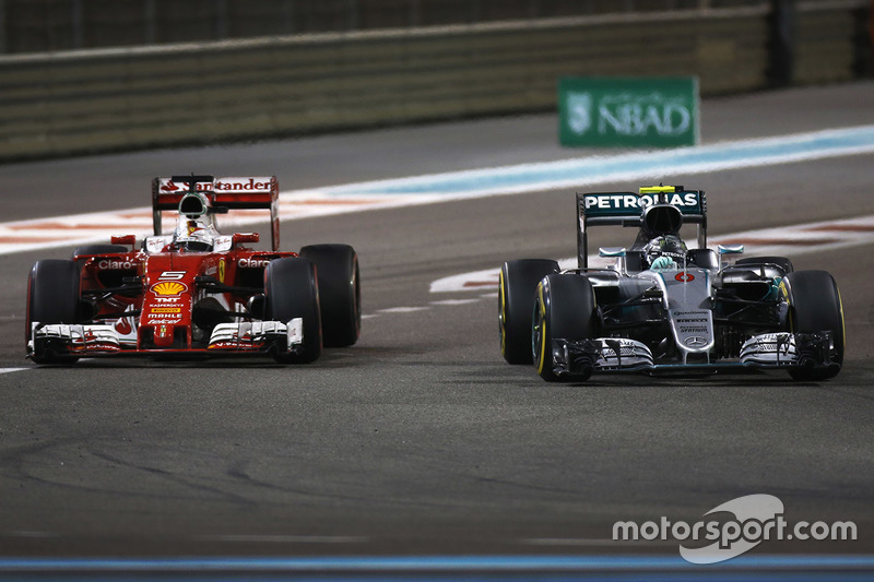 Sebastian Vettel, Ferrari SF16-H, Nico Rosberg, Mercedes AMG F1 W07 Hybrid