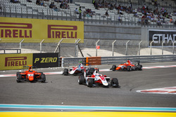 Александр Альбон, ART Grand Prix, попереду Джека Ейткена, Arden International, Ніка де Вріса, ART Gr