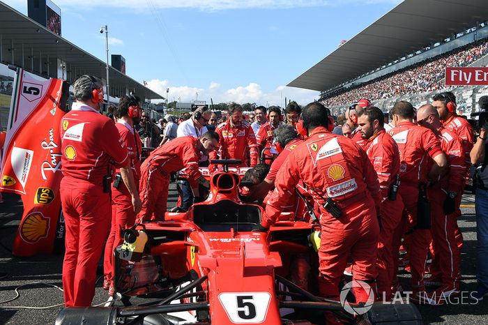Ferrari mechanics observan el coche de Sebastian Vettel, Ferrari SF70H, problemas técnicos