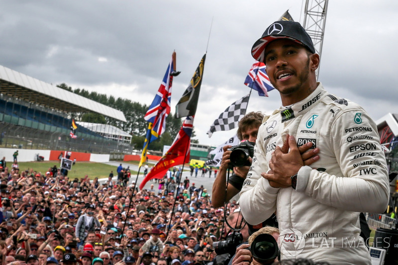 Ganador de la carrera Sam Bird, DS Virgin Racing Lewis Hamilton, Mercedes AMG F1 celebra con los fan