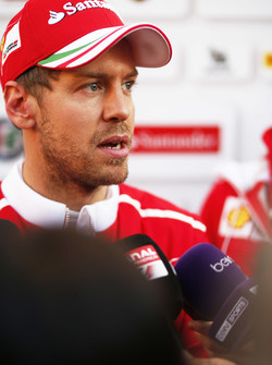 Sebastian Vettel, Ferrari, con los medios