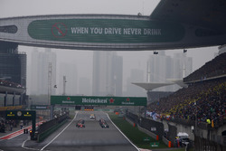 Перед стартом: Льюис Хэмилтон, Mercedes AMG F1 W08, и Себастьян Феттель, Ferrari SF70H