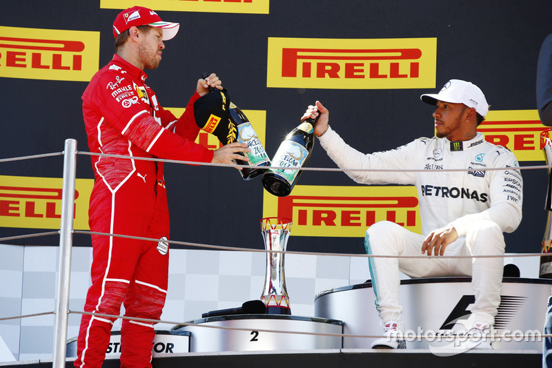 Podio: segundo lugar Sebastian Vettel, Ferrari, ganador de la carrera Lewis Hamilton, Mercedes AMG F1