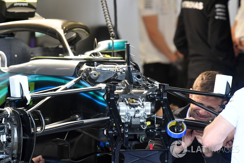 Mercedes-AMG F1 W09 front suspension detail