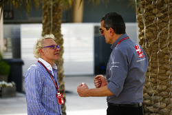 Guenther Steiner, Team Principal, Haas F1, talks to Jacques Villeneuve