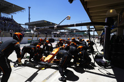 Fernando Alonso, McLaren MCL32, pit stop